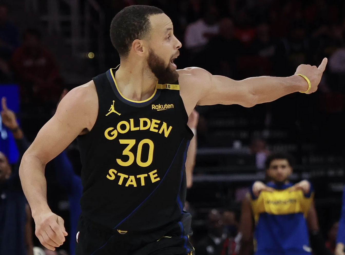 库里连续三场比赛得分超过重返赛场，篮网不断突破！全场沸腾不已的简单介绍