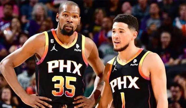 包含Scout与60激战公牛分钟，比赛局势复杂胜负难料！，巴特勒焦点对战赛场气氛高涨的词条