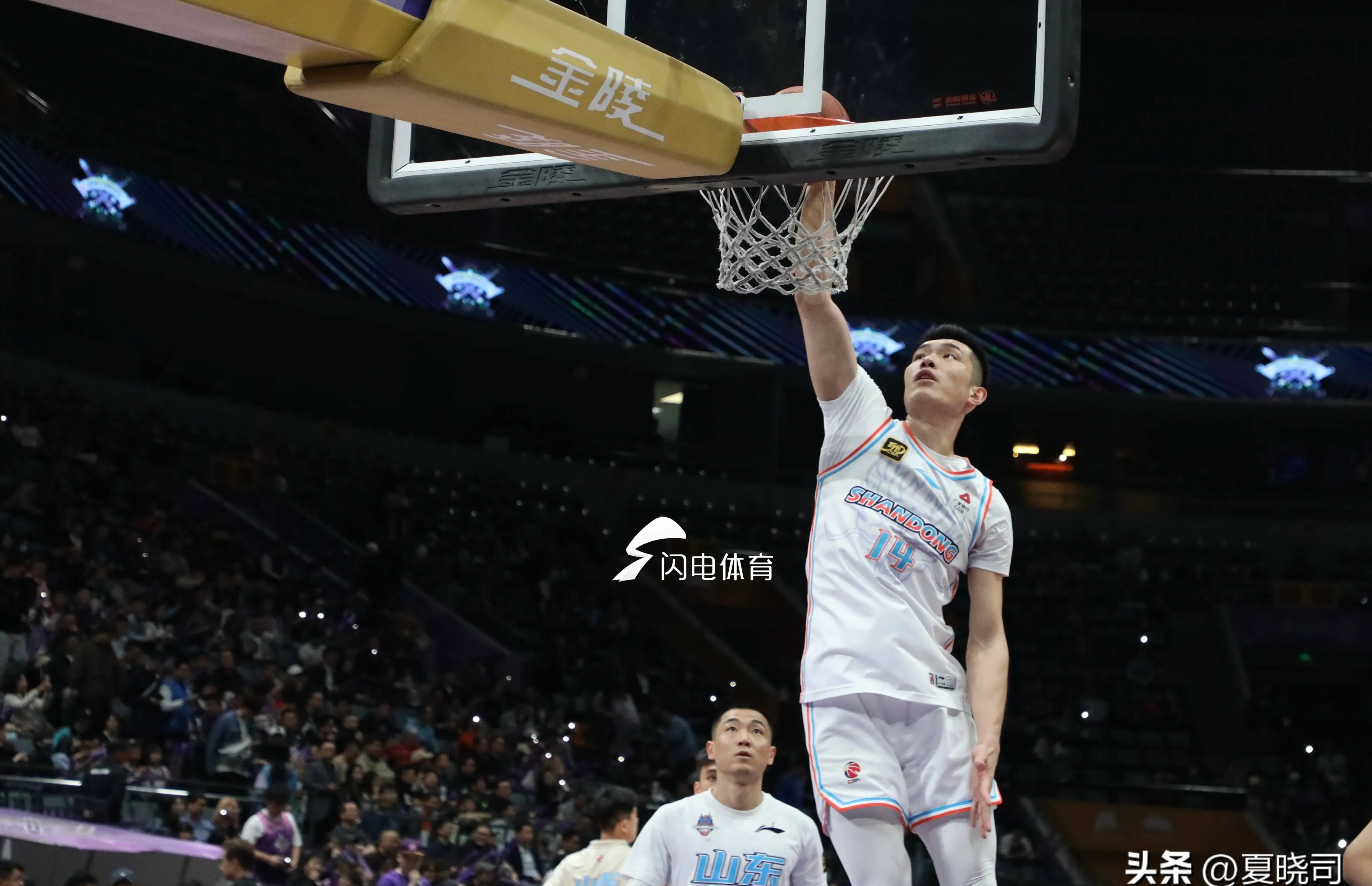 九游娱乐-包含集结日山东男篮调整名单以备世俱杯，官宣签约环节打磨，赛场秩序良好，身体对抗强度拉满的词条