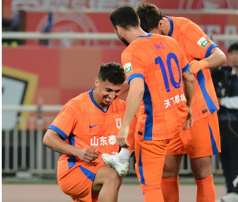 关于荷甲赛程吃紧，山东泰山窗口期战术微调，引发热议，球队文化再被提及的信息